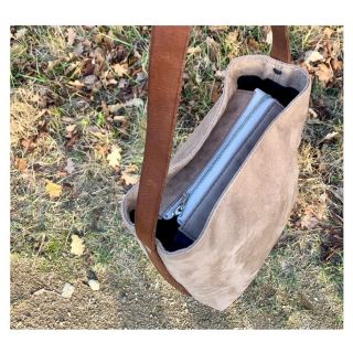 KABELKA VIOLA . Viola je lehounká kabelka přes rameno. Je ušita z imitace broušeného semiše světle hnědé barvy a doplněna...