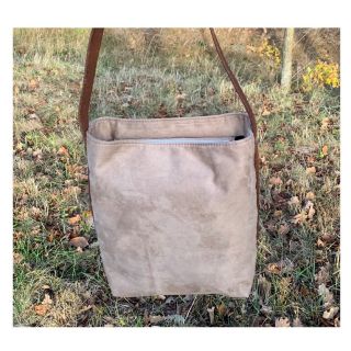 KABELKA VIOLA . Viola je lehounká kabelka přes rameno. Je ušita z imitace broušeného semiše světle hnědé barvy a doplněna...