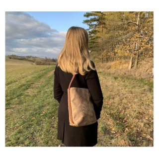 KABELKA VIOLA . Viola je lehounká kabelka přes rameno. Je ušita z imitace broušeného semiše světle hnědé barvy a doplněna...