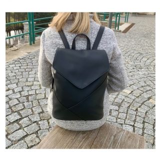 BATOH CHRIS . Elegantní černý batůžek s aplikací z koženky černé barvy. Chriss je prostorný batoh s uzavíráním na zip a...