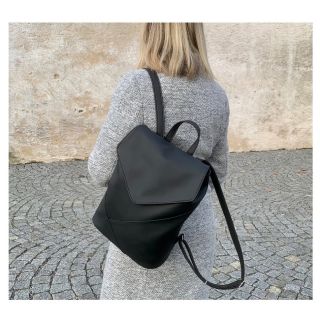 BATOH CHRIS . Elegantní černý batůžek s aplikací z koženky černé barvy. Chriss je prostorný batoh s uzavíráním na zip a...