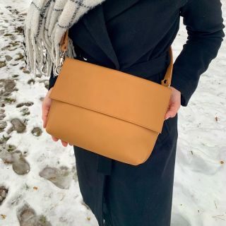 KABELKA KLEOPATRA . Máte rády luxusní zboží s vůní kůže? Kabelka Kleopatra je vyrobena z hovězí usně. Je krásně poddajná a...