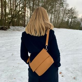 KABELKA KLEOPATRA . Máte rády luxusní zboží s vůní kůže? Kabelka Kleopatra je vyrobena z hovězí usně. Je krásně poddajná a...